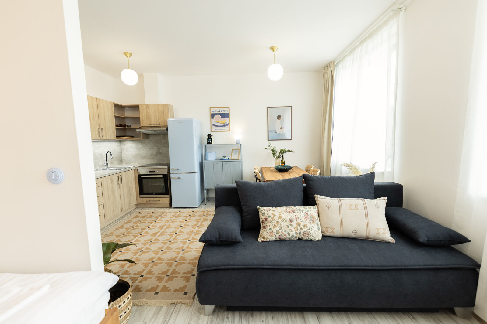 Prosvětlená obývací část s průhledem do kuchyňského koutu, apartmán ve Žďáře nad Sázavou