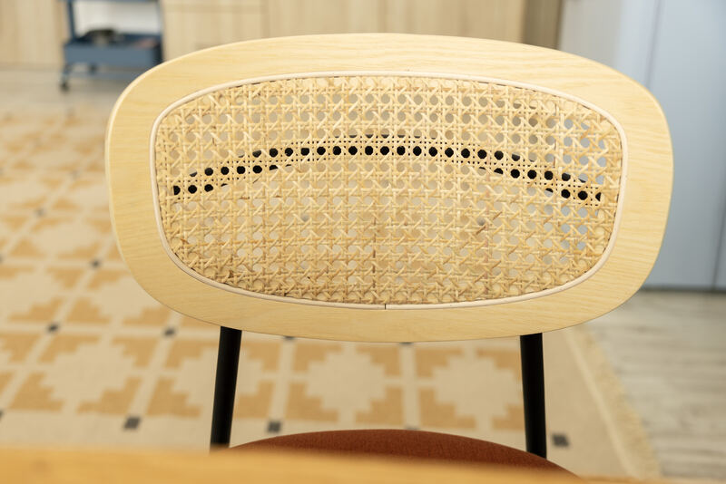 Designová ratanová židle nad retro dlažbou