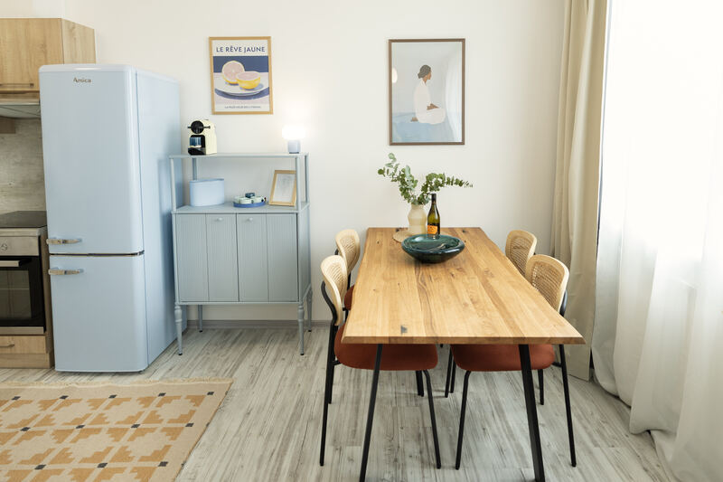 Jídelní stůl z masivního dřeva s designovými židlemi