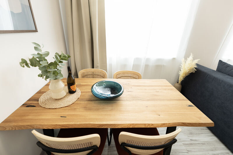 Jídelní kout u prosvětleného okna apartmánu