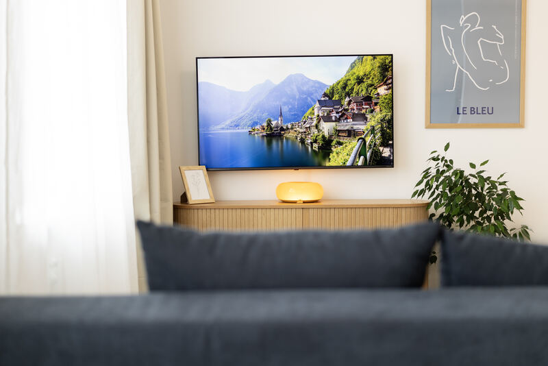 Pohodlné posezení na pohovce s výhledem na televizi